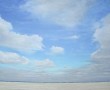 (102) strand, lucht en rood -wit object Kunstwerk (102) strand, lucht en rood -wit object