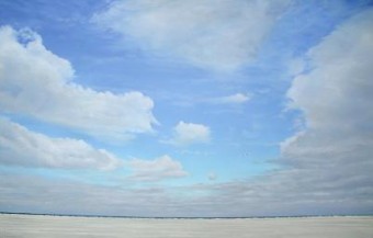 (102) strand, lucht en rood -wit object (102) strand, lucht en rood -wit object