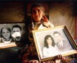 E Romenge Fotografie, vrouw met portretten Kunstwerk E Romenge Fotografie, vrouw met portretten