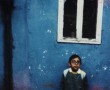 E Romenge Fotografie, jongen tegen blauwe muur Kunstwerk E Romenge Fotografie, jongen tegen blauwe muur