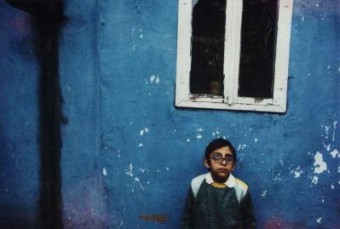 E Romenge Fotografie, jongen tegen blauwe muur E Romenge Fotografie, jongen tegen blauwe muur