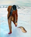 man in sneeuw met vis