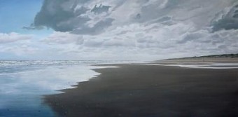 (111) strand met donkere wolken