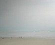 (115) 2 mensen en 2 honden op het strand Kunstwerk (115) 2 mensen en 2 honden op het strand