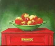 realistisch stilleven: schaal met appels op rood kastje