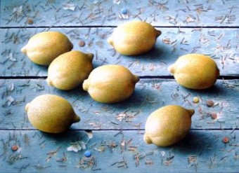 citroenen op plank met nietjes citroenen op plank met nietjes