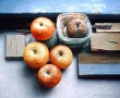 Kunstwerk appels op vensterbank (1)