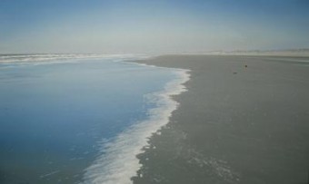 (134) balletje op het strand van Hoek van Holland