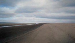 (142)strand van zeeland met rood-wit object (142)strand van zeeland met rood-wit object