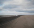 (142)strand van zeeland met rood-wit object Kunstwerk (142)strand van zeeland met rood-wit object