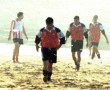 Kunstwerk Voetbal op het strand