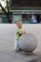 China groeit - Kind in park Kunstwerk China groeit - Kind in park