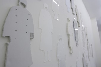 Wachten, 2012,acrylaat, elk 50cm hoog Wachten, 2012,acrylaat, elk 50cm hoog