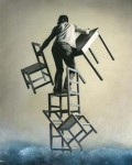 man op stoelen balancerend man op stoelen balancerend