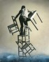 man op stoelen balancerend Kunstwerk man op stoelen balancerend