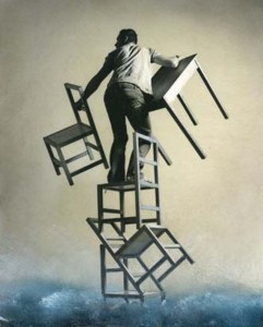 man op stoelen balancerend man op stoelen balancerend