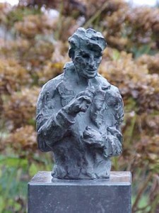 replica bronzen beeld Herman Brood