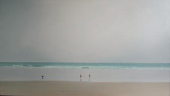 2 mensen en een hond op het strand 2 mensen en een hond op het strand