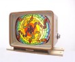 Kunstwerk regenboogslangen televisie