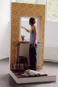 Tom shuts the window Tom shuts the window