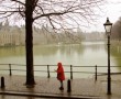 Het rode meisje hofvijver Den Haag Kunstwerk Het rode meisje hofvijver Den Haag