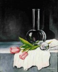 realistisch bloemstilleven:Roze Tulpen met glazen karaf