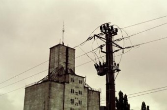 fabriek met lantaarnpaal fabriek met lantaarnpaal