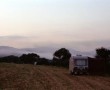 aluminium caravan aan meer Kunstwerk aluminium caravan aan meer