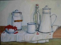 realistisch stilleven: Wit emaille koffiekan, melkkan en schaaltje  rode bessen realistisch stilleven: Wit emaille koffiekan, melkkan en schaaltje  rode bessen