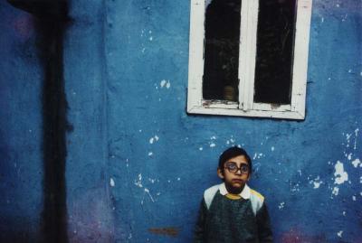 E Romenge Fotografie, jongen tegen blauwe muur